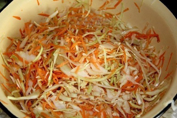 МАРИНОВАННАЯ КАПУСТА ЗА СУТКИ. ИНГРЕДИЕНТЫ: Капуста белокочанная - 2,5 кг Морковь - 700 г Чеснок - 4 ... - 4