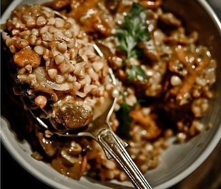 Гречка с мясом и грибами .Чтобы блюдо получилось сочным и ароматным, можно приготовить его в пакете ...
