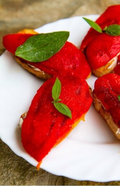 Тосты с печеными перцами и сыром.Как известно, запеченные перцы – лучшие друзья творожного сыра, ... - 2