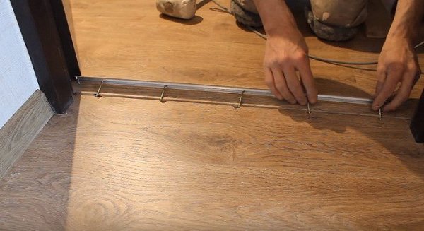 Установка порога межкомнатной двери. В современных квартирах, домах установка межкомнатных дверей ... - 8