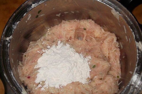 Картофельно-куриные оладьи. Продукты (на 8 порций) -Картофель - 5 шт.(500 г) -Куриное филе - 3 шт. ... - 3