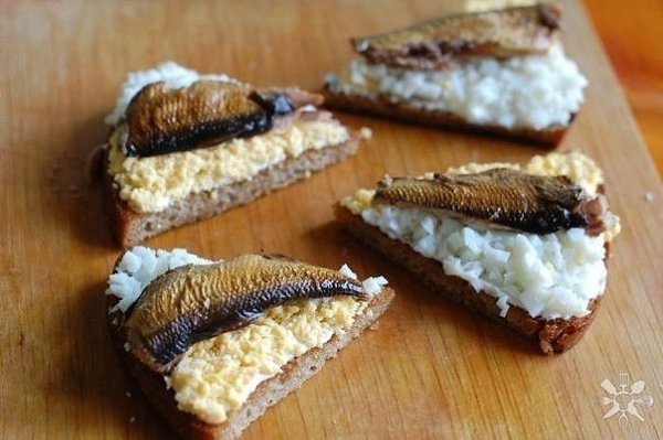 Чесночные гренки со шпротами и яйцом. Этот невероятно простой рецепт ассоциируется у меня с ... - 5