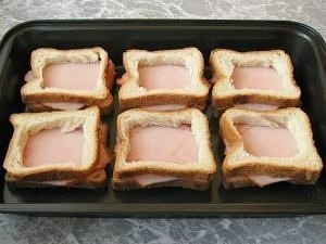 Горячие бутерброды с окороком, помидорами и яйцами.Для 6 бутербродов нам понадобятся:- 6 кусочков ... - 6