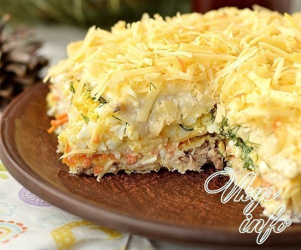 Закусочный торт из вафельных коржей с консервами.Приготовить закусочный торт из вафельных коржей не ...