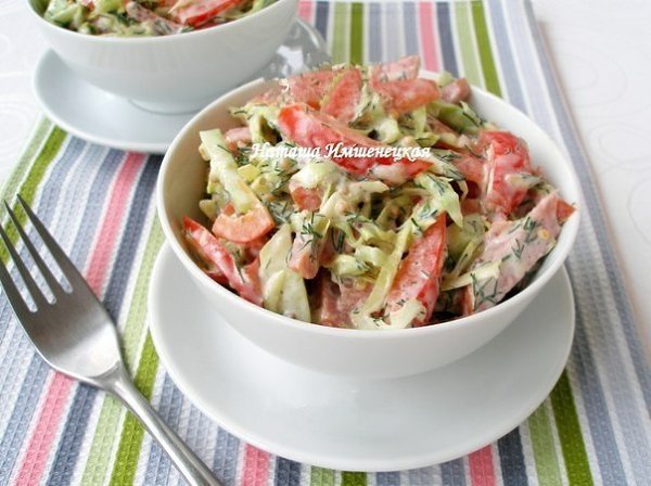 Салат с копченой колбасой и огурцами. Салат с копченой колбасой и огурцами - свежий и одновременно ...