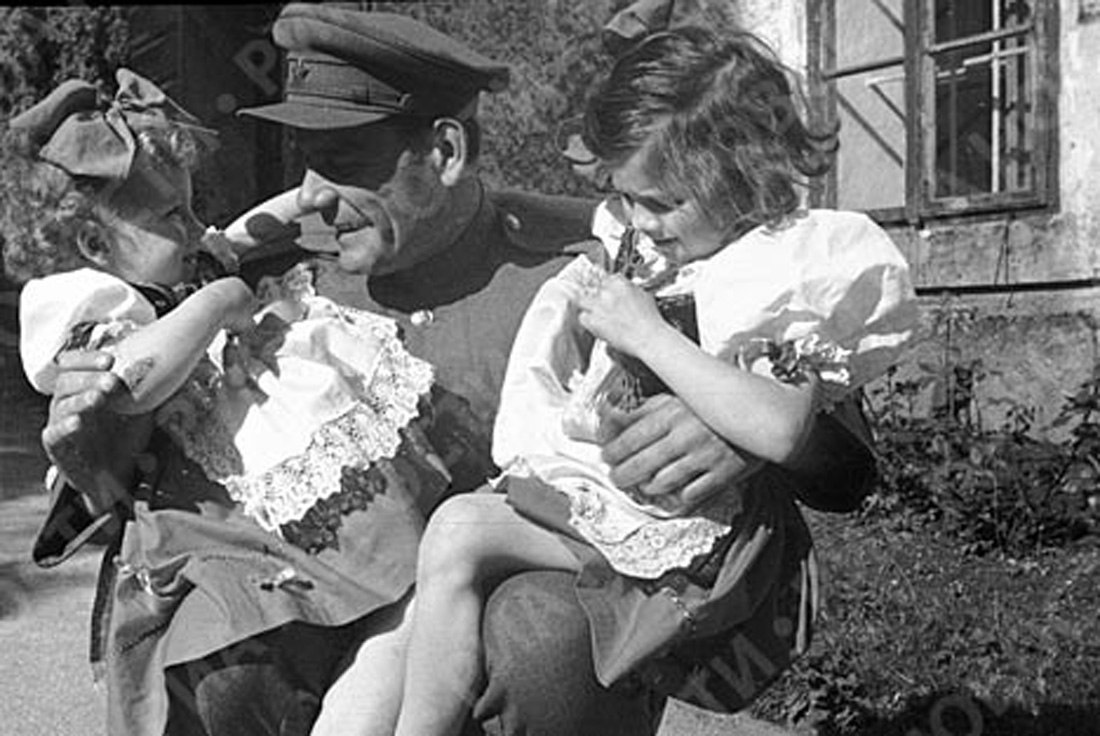 Великий не было детей. Дети в день Победы 1945. Советский солдат с ребенком.