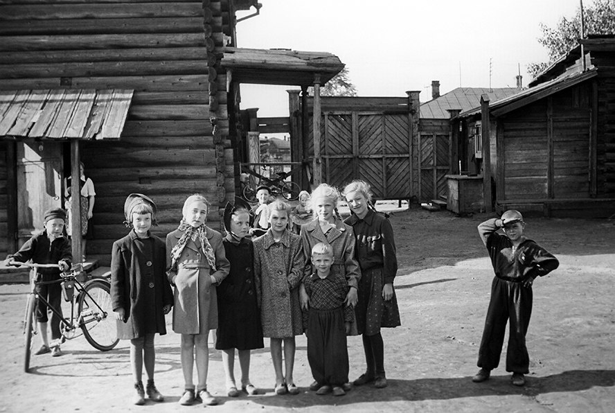 Покажи старые фотографии. Двор СССР 50е. Деревня 40-х годов. Деревня 60-е годы. Деревня 50-х годов.