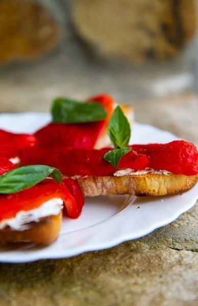 Тосты с печеными перцами и сыром.Как известно, запеченные перцы – лучшие друзья творожного сыра, ...