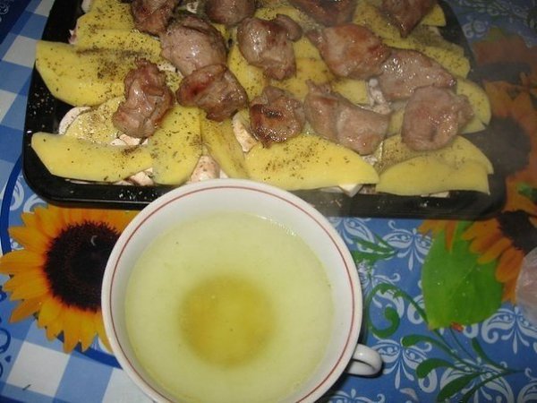 Слоеное жаркое.Ингредиенты:- 0,5 кг свиного мяса- растительное масло- специи- 2 луковицы- 1 морковь- ... - 5