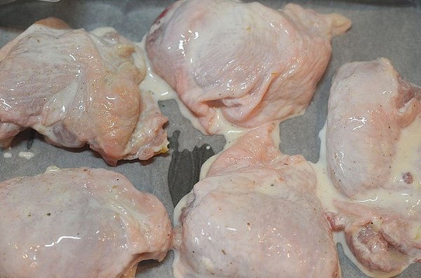 Куриные бедра в кефире с корицей.Поделись рецептом Ингредиенты:Куриные бедра — 800 гКефир — 500 ... - 5