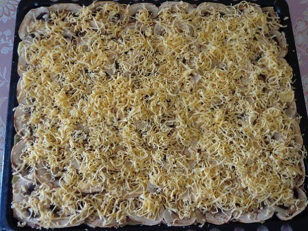 САМАЯ ВКУСНАЯ И ПРОСТАЯ ЗАПЕКАНКА .ИНГРЕДИЕНТЫ: шампиньоны сыр 2 ложки сметаны фарш ломтики ... - 5
