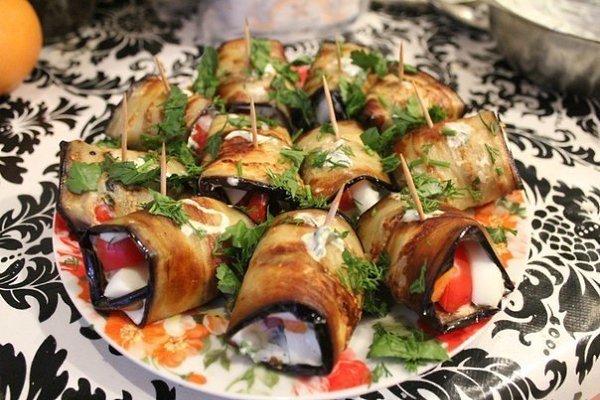 Рулеты из баклажанов с овощами и яйцом.3 баклажана2 яйца3 помидора1 большой перчик болгарский200 гр. ...