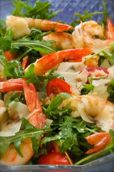 6 вариантов салата с креветками: вкуснейшие сочетания.1. Листья салата + помидоры + креветки + ... - 3