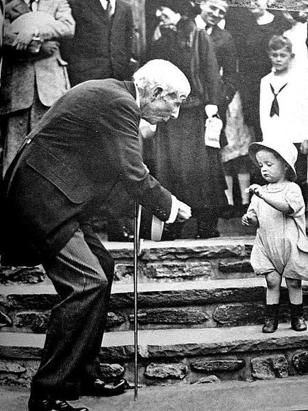 Миллиардер Джон Рокфеллер дарит пятицентовую монету ребенку на свое 84-летие, США, 1923 год.