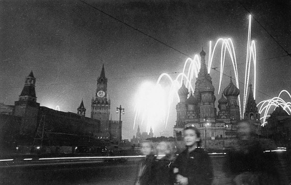 Артиллерийский салют в честь освобождения Орла и Белгорода. Москва. РСФСР. СССР. 5 августа 1943 ...