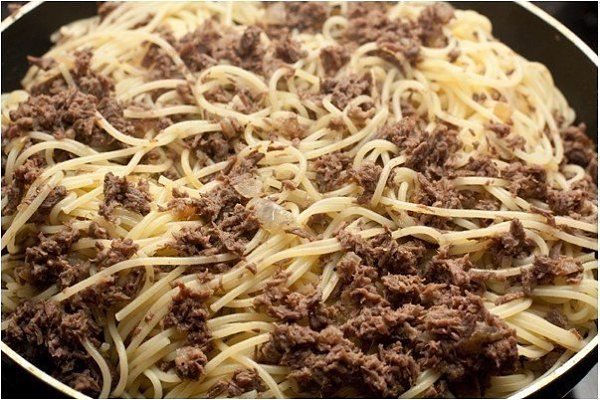 Макароны по-флотски (макароны с мясом).Ингредиенты:Говяжья лопатка — 600 г Соль — 2 ч. л.Лук ... - 8