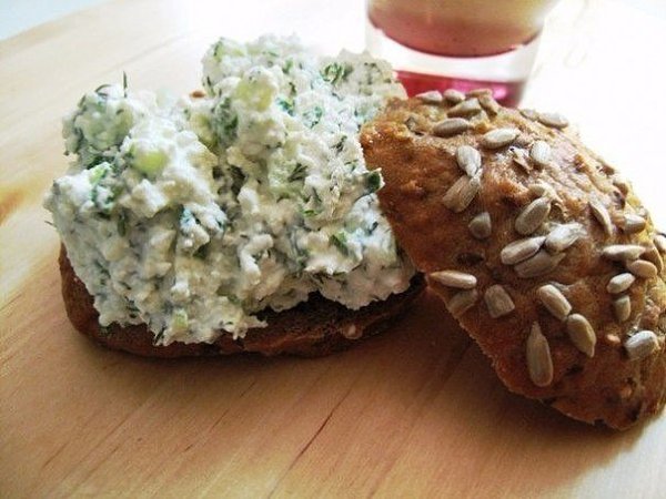 12 ЛУЧШИХ ПАСТ ДЛЯ БУТЕРБРОДОВ: БЫСТРО, ВКУСНО, ПОЛЕЗНО. 1. Из яиц и лука Натрите на крупной терке ... - 5
