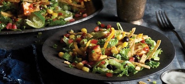 5 самых вкусных салатов с куриной грудкой и кукурузой.Салат с копченой куриной грудкой и ... - 4