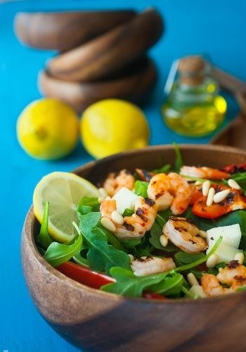 6 вариантов салата с креветками: вкуснейшие сочетания.1. Листья салата + помидоры + креветки + ... - 2
