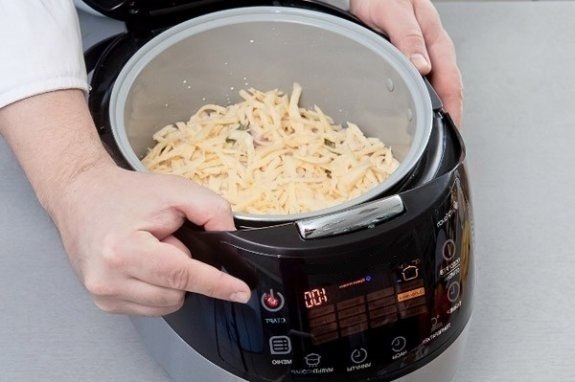 Картофельно-луковая запеканка в мультиварке.Лук – 2 штуки;Картофель – 800 г;Молоко и сливки 33% ...