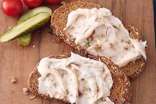 12 ЛУЧШИХ ПАСТ ДЛЯ БУТЕРБРОДОВ: БЫСТРО, ВКУСНО, ПОЛЕЗНО. 1. Из яиц и лука Натрите на крупной терке ... - 10