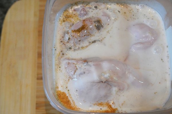 Куриные бедра в кефире с корицей.Поделись рецептом Ингредиенты:Куриные бедра — 800 гКефир — 500 ... - 4