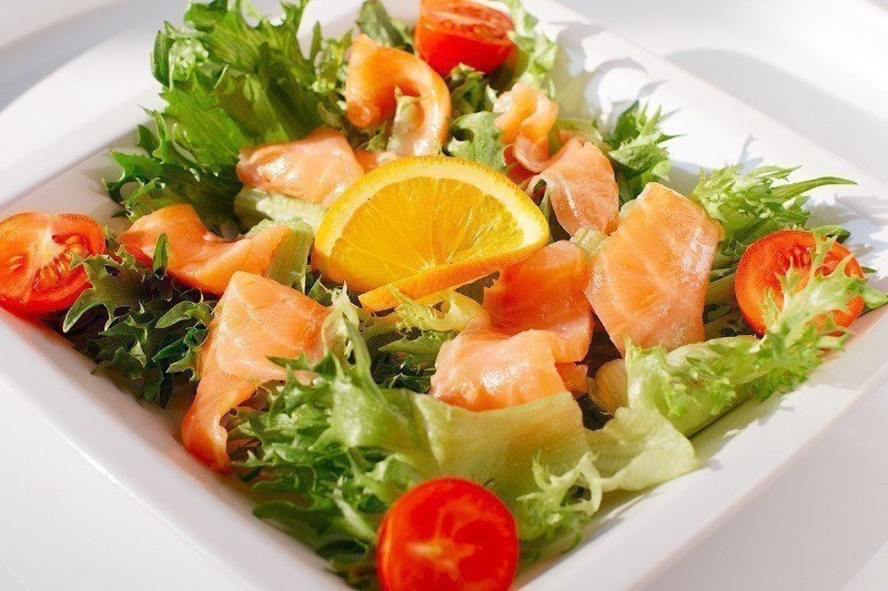6 диетических салатов на любой вкус .1. Слабосолёная сёмга + репчатый лук + яйца + свекла + морковь ...