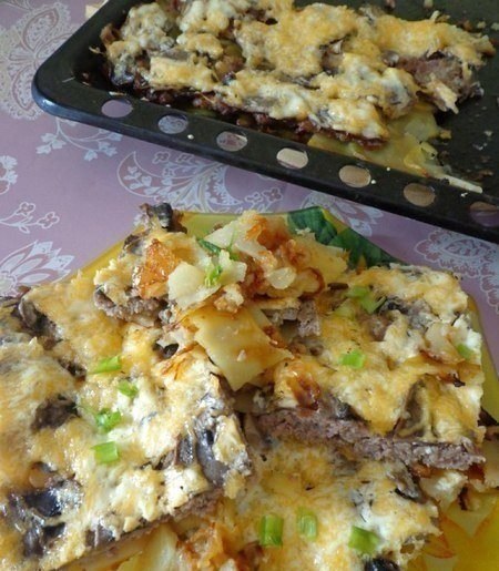 САМАЯ ВКУСНАЯ И ПРОСТАЯ ЗАПЕКАНКА .ИНГРЕДИЕНТЫ: шампиньоны сыр 2 ложки сметаны фарш ломтики ...