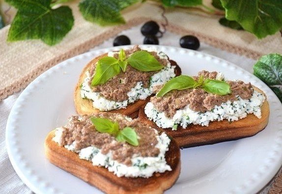 12 ЛУЧШИХ ПАСТ ДЛЯ БУТЕРБРОДОВ: БЫСТРО, ВКУСНО, ПОЛЕЗНО. 1. Из яиц и лука Натрите на крупной терке ... - 4