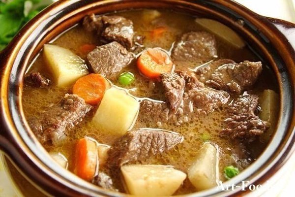 МЯСО ТУШЕНОЕ: ТОП-6 РЕЦЕПТОВ.1) Тушеное мясо с картофелем и зеленьюИНГРЕДИЕНТЫ: 300-400 г нежирной ... - 6
