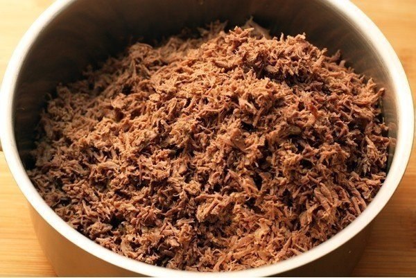 Макароны по-флотски (макароны с мясом).Ингредиенты:Говяжья лопатка — 600 г Соль — 2 ч. л.Лук ... - 6