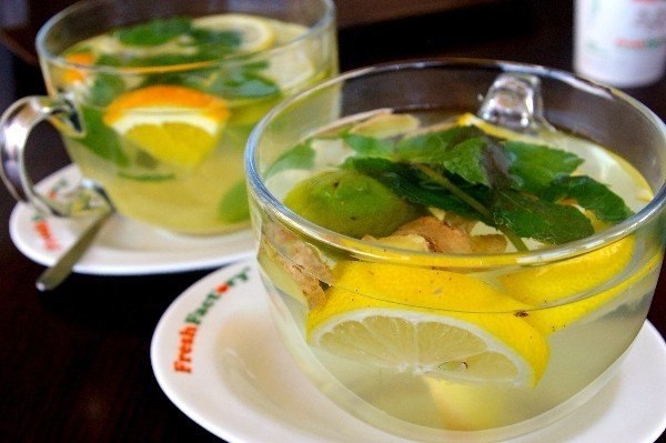 ТОП-7 рецептов очень вкусного чая. 1. Имбирный чай Ингредиенты: 1 л воды 3 ст. л. мелко натертого ...