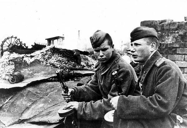 Два советских солдата в освобождённом Смоленске, сентябрь 1943 года.