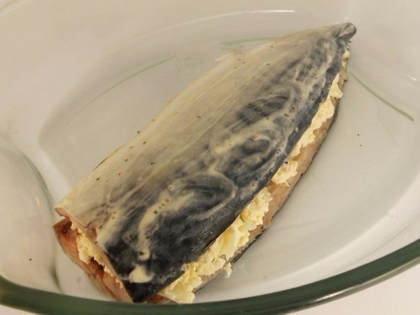 Запеченная скумбрия с сыром.Ингредиенты:Скумбрия свежезамороженная — 1 шт.Сырок плавленый (хорошего ... - 6