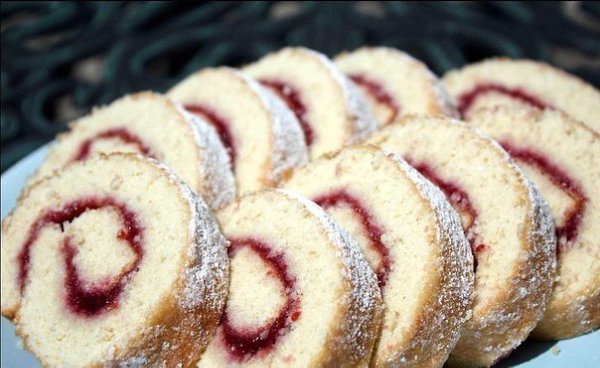 БЫСТРЫЕ РУЛЕТИКИ К ЧАЮ.1) ВКУСНЫЙ РУЛЕТИКИнгредиенты: 2 яйца 1 ст. сахара 1 ст. йогурта ванилин 1 ... - 3