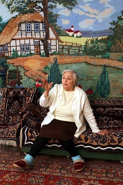 Бабушка Екатерина Кадолба вышила себе панно. Его длина – более 9 м, а ширина – 2,5 м. На свою работу ...