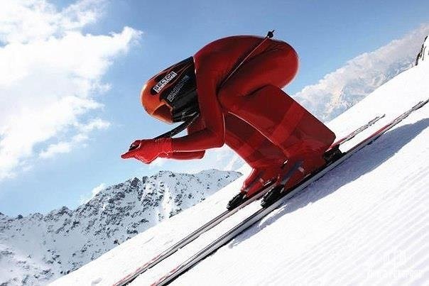 горнолыжник на спуске с горы