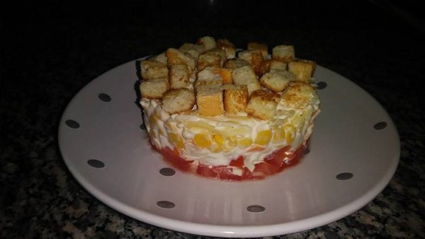 Салат "Коррида" с крабовыми палочками и сухариками.Салат "Коррида" с сухариками ...