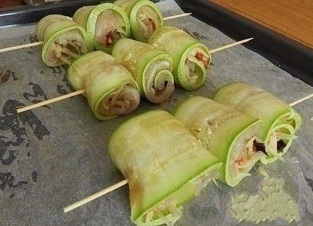 Суперские рулетики из кабачков с куриным мясом. Ингредиенты: -молодые кабачки (или цуккини) - 2 шт.; ... - 4