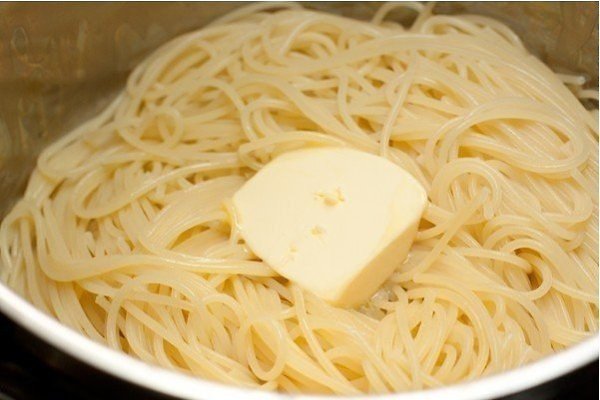 Макароны по-флотски (макароны с мясом).Ингредиенты:Говяжья лопатка — 600 г Соль — 2 ч. л.Лук ... - 4