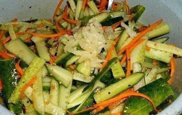 ОГУРЧИКИ ПО-КОРЕЙСКИ.Ингредиенты: 4 кг огурцов 1 кг морковки 1 стакан сахара 1 стакан уксуса 1 ...