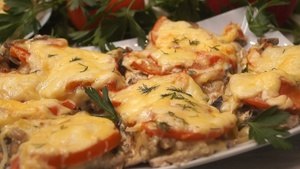 Нежное мясо в духовке.ИНГРЕДИЕНТЫМясное филе (куриная грудка)– 600гр.Помидор – 1 шт.Луковица – 3 ...