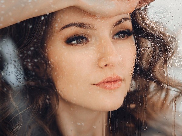 Неровно рваные края моей бессонницы.Так обжигающе болят при свете дня.Ты так хотел всегда во мне ...