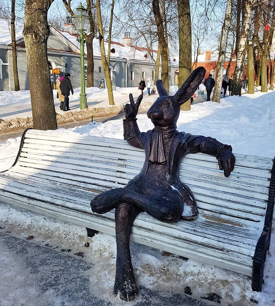 Интересные памятники в санкт петербурге. Петербург Заячий остров памятники. Заячий остров в Санкт-Петербурге зайцы памятники. Памятник в Санкт-Петербурге зайцу на Заячьем о. Памятник заяц на скамейке в Питере.