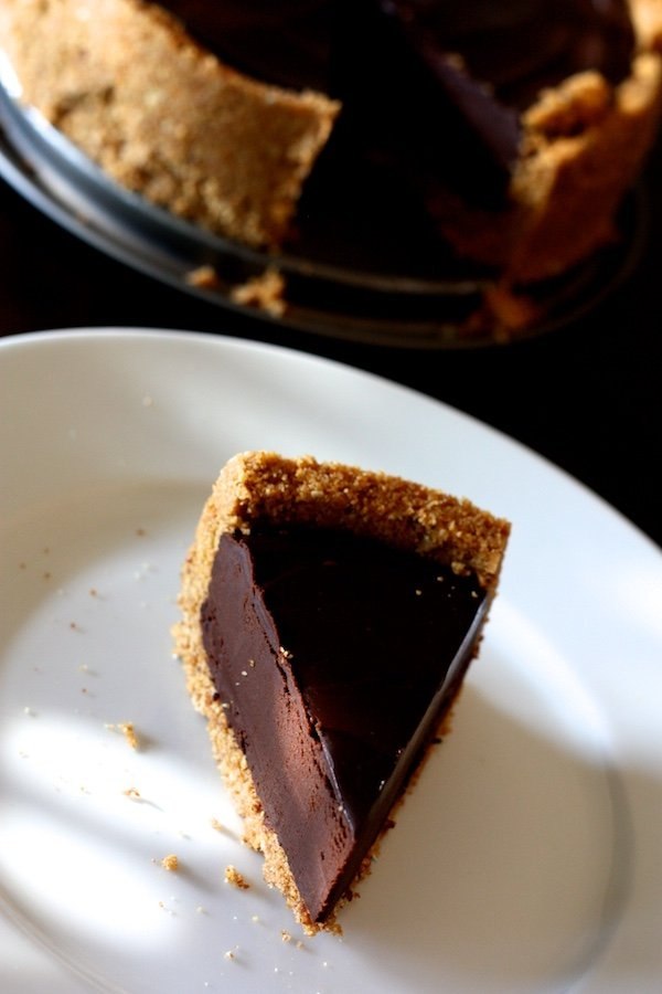 Шоколадный тарт. Тарты сладкие с начинкой. Шоколадный тарт круглый. Mze шоколадный тарт. Дольчевита шоколадный тарт.