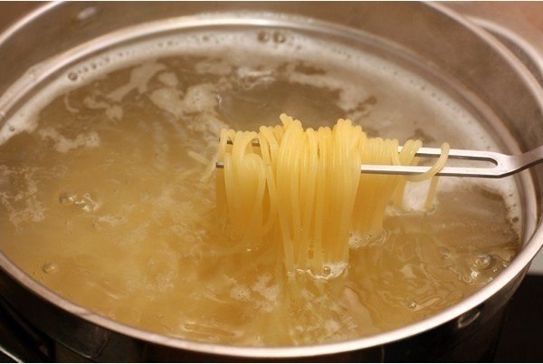 Макароны по-флотски (макароны с мясом).Ингредиенты:Говяжья лопатка — 600 г Соль — 2 ч. л.Лук ... - 3