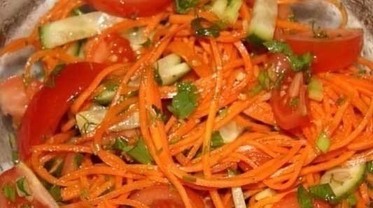 9 вкуснейших салатов на каждый день! Подборка: 1. Салат с сухариками. 2. Салат с копченым сыром. 3. ... - 9