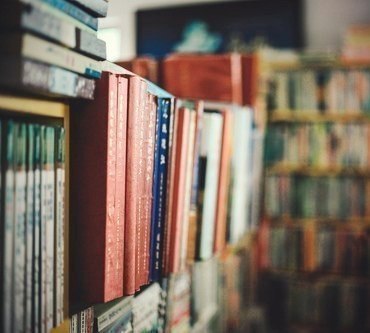 Книги — лучшие товарищи старости, в то же время они — лучшие руководители юности.