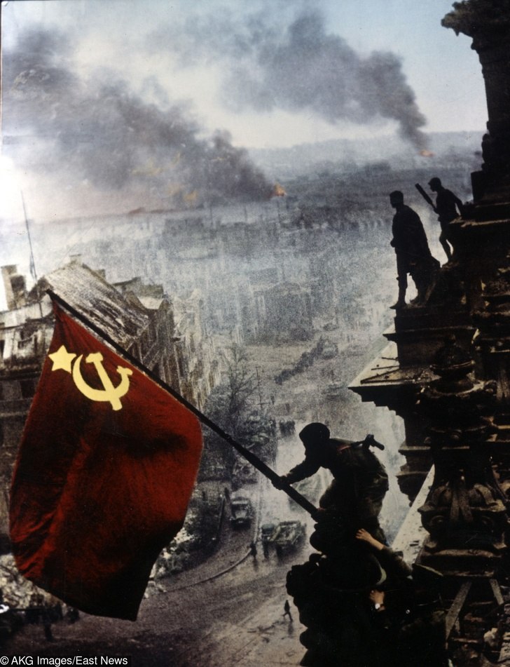 Знамя Победы над Рейхстагом (1945). Снимок сделан, когда уличные бои уже прекратились и на Рейхстаге ...