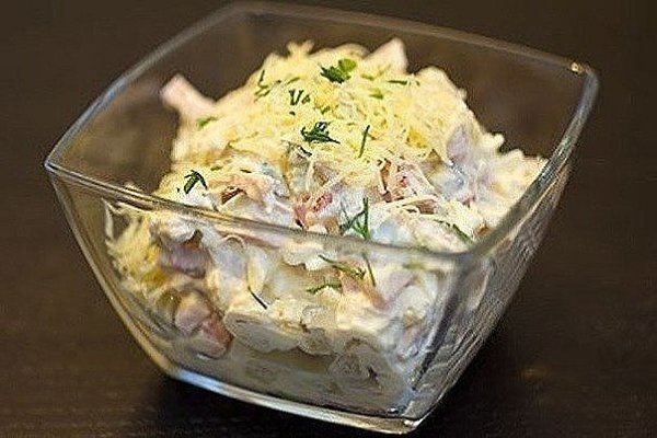Салат с курицей, ветчиной и сметаной.на 100 грамм - 100.82 ккал, Б/Ж/У - 10.09/6.04/1.5 Ингредиенты: ...